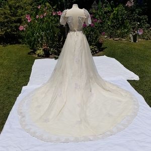 WEDDING DRESS BEAUTIFUL/ELEGANT OFF WHITE/CREAM